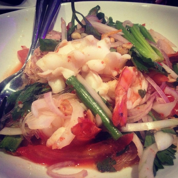 6/13/2013 tarihinde NyNa V.ziyaretçi tarafından Koh Thai Restaurant &amp; Lounge'de çekilen fotoğraf