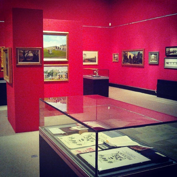 รูปภาพถ่ายที่ The Stirling Smith Art Gallery And Museum โดย Daniel P. เมื่อ 9/22/2013