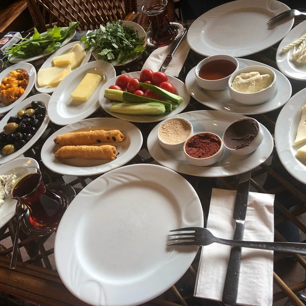 Das Foto wurde bei Madalyalı Restaurant von Emin ilker Apanay am 7/17/2019 aufgenommen