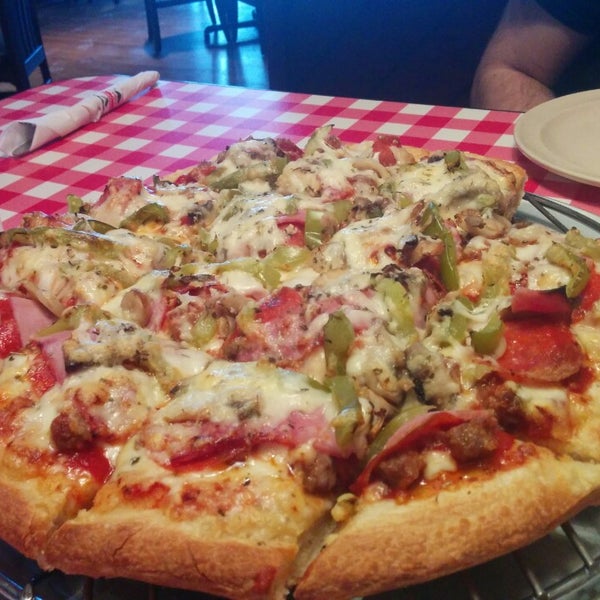 Снимок сделан в Aurelio&#39;s Pizza - Marietta пользователем Andrew E. 10/2/2014
