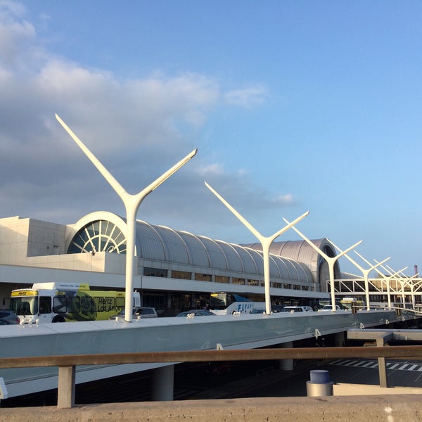 Photo prise au Aéroport International de Los Angeles (LAX) par Sidney N. le10/17/2015