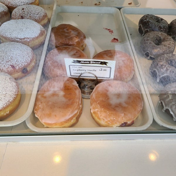 Foto tirada no(a) Kettle Glazed Doughnuts por Matt A. em 5/1/2022