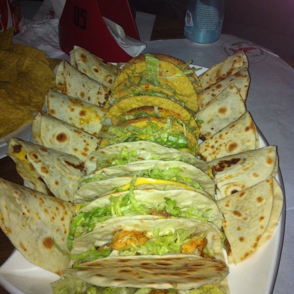 Foto tirada no(a) Guadalajara Mexican Food por Nah Q. em 8/18/2013
