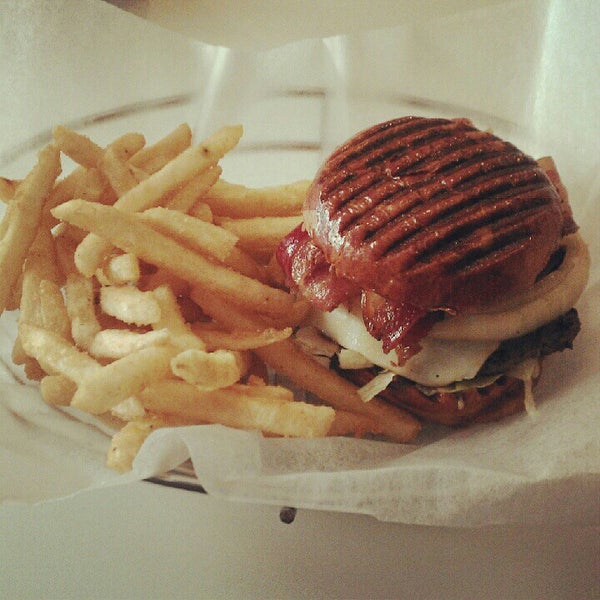 รูปภาพถ่ายที่ Burger Creations โดย Nick M. เมื่อ 11/21/2012