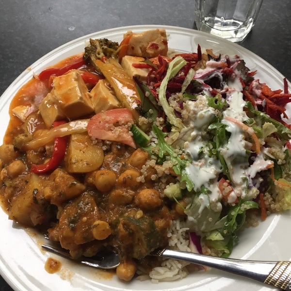 Foto diambil di Gopal&#39;s Pure Vegetarian Restaurant oleh Poilly D. pada 5/12/2016