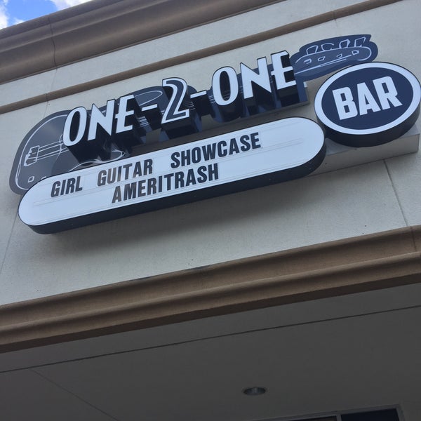 Foto tirada no(a) One-2-One Bar por Jenna W. em 5/3/2015