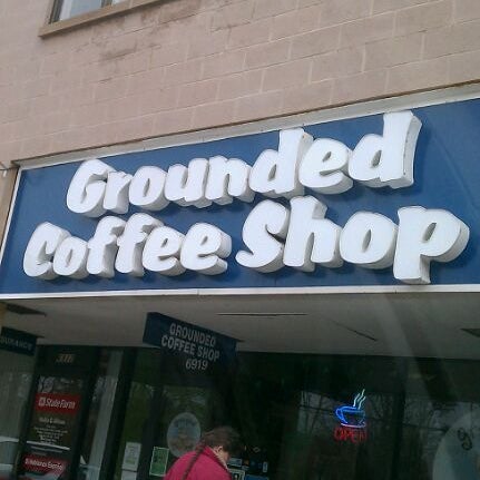 Foto tirada no(a) Grounded Coffee por Harry J. em 3/16/2013