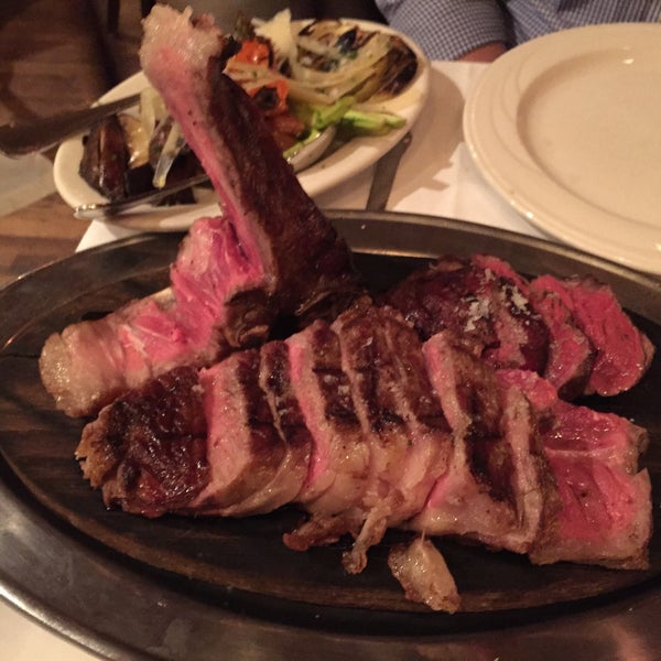 รูปภาพถ่ายที่ Keens Steakhouse โดย A S. เมื่อ 5/5/2015
