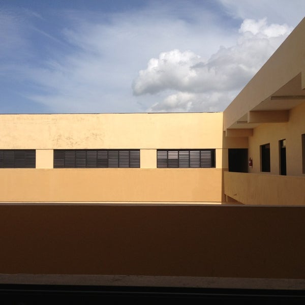 6/24/2013 tarihinde Ulises C.ziyaretçi tarafından Universidad del Caribe (UNICARIBE)'de çekilen fotoğraf