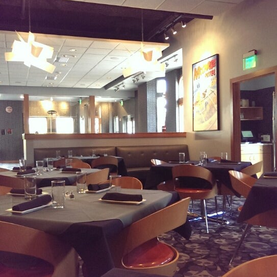 รูปภาพถ่ายที่ Eclipse Restaurant โดย Thomas A. เมื่อ 4/30/2014