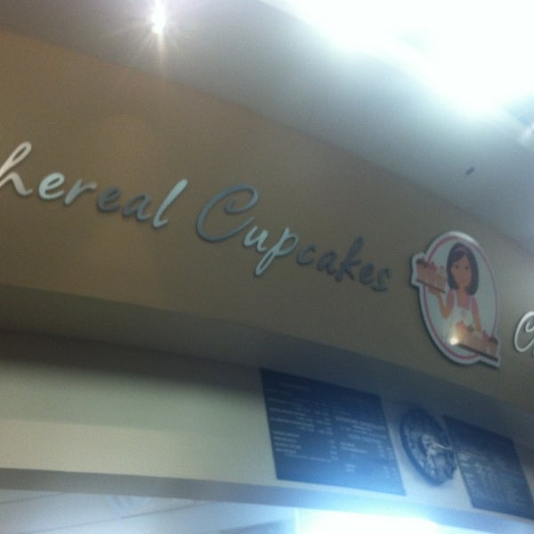 รูปภาพถ่ายที่ Ethereal Cupcake and Coffee Shoppe โดย Josh F. เมื่อ 2/12/2013