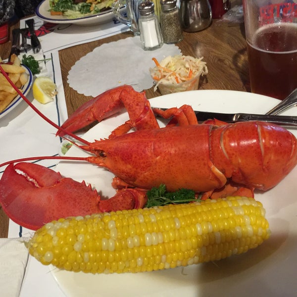 Foto diambil di The Lobster Claw oleh Dave N. pada 8/30/2016