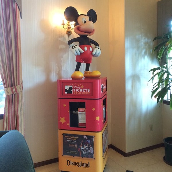Photo taken at Anaheim Camelot Inn &amp; Suites by HIK on 9/15/2014