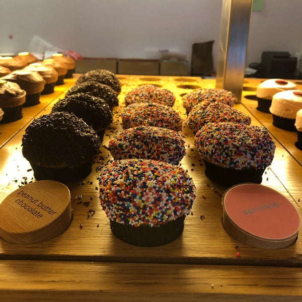 Photo taken at Sprinkles New York - Brookfield Place by Jason W. on 12/16/2017