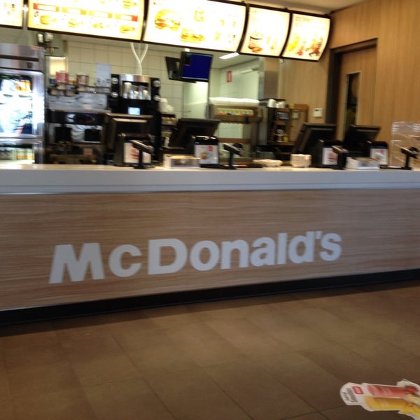 รูปภาพถ่ายที่ McDonald&#39;s โดย LJ เมื่อ 3/8/2014