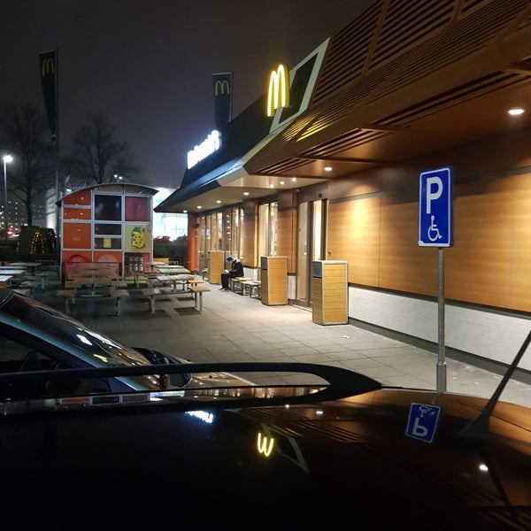 รูปภาพถ่ายที่ McDonald&#39;s โดย LJ เมื่อ 1/11/2018