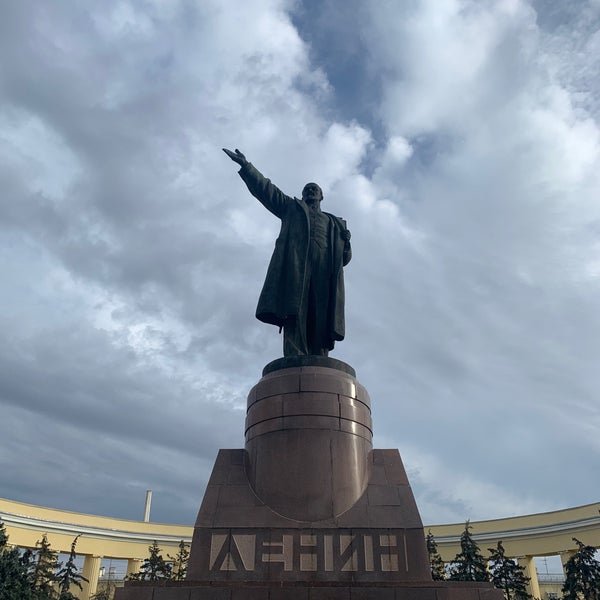 Памятник 1 метр. Памятник Ленину Таганрог. Памятник Ленину в Тюмени. Памятник Ленину в Самарканде. Памятник Ленину в Тукане.