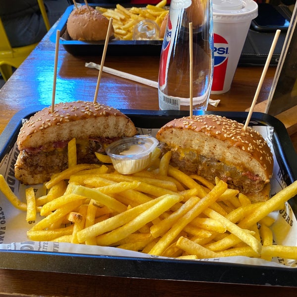 Foto diambil di Ottobros Burger &amp; Cafe oleh Ali Can Bildik pada 12/31/2019