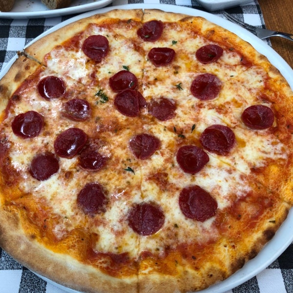 Foto tirada no(a) Etna Pizzeria por Aydin G. em 5/6/2019