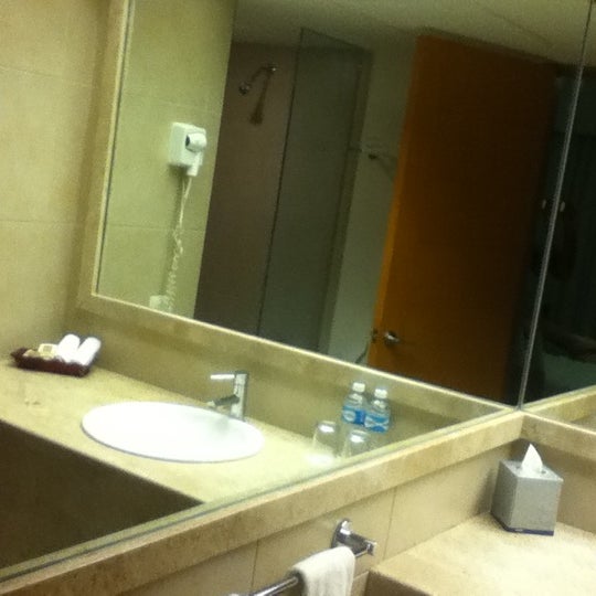 รูปภาพถ่ายที่ Ambiance Hotel &amp; Suites โดย Alec T. เมื่อ 12/13/2012