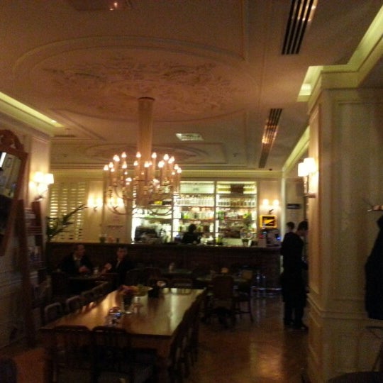 2/13/2013 tarihinde Zeki T.ziyaretçi tarafından The House Café'de çekilen fotoğraf