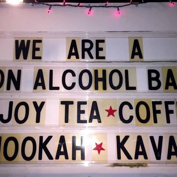 12/12/2014 tarihinde Levi L.ziyaretçi tarafından Mad Hatters Ethnobotanical Tea Bar'de çekilen fotoğraf