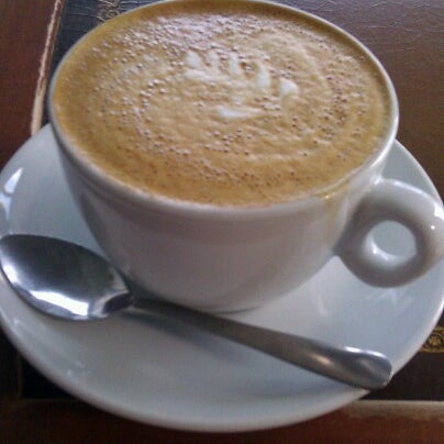 Foto diambil di Blue Ox Coffee Company oleh Liver A. pada 10/7/2012