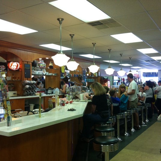 9/15/2012 tarihinde Jzika H.ziyaretçi tarafından Jennifer&#39; Pharmacy And Soda Shoppe'de çekilen fotoğraf