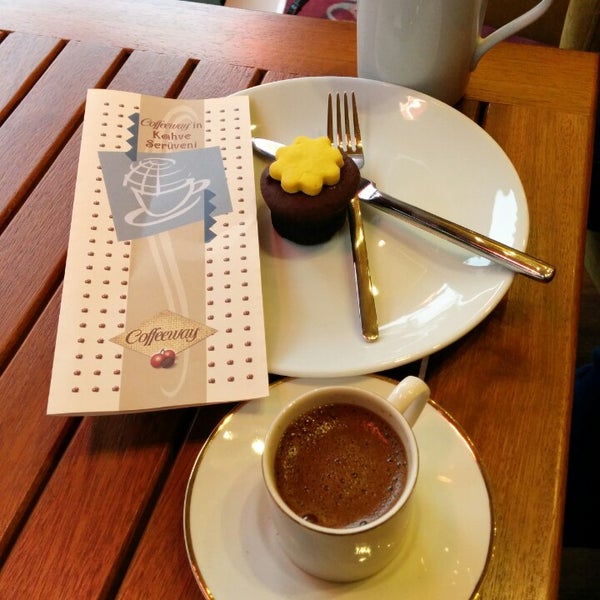 Foto tirada no(a) Coffeeway por Dilek U. em 3/8/2014