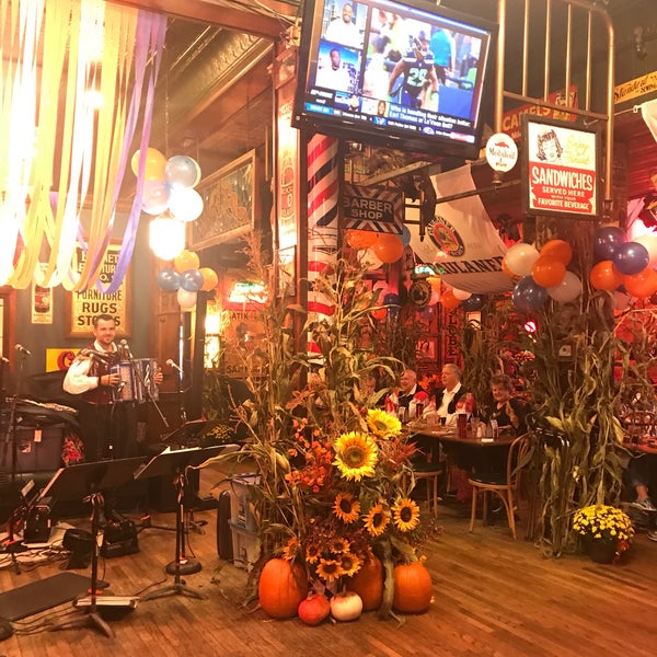 รูปภาพถ่ายที่ Grandma&#39;s Saloon &amp; Grill โดย Dilek U. เมื่อ 9/27/2018