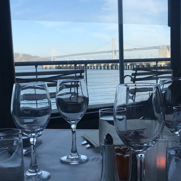รูปภาพถ่ายที่ Waterfront Restaurant โดย Dilek U. เมื่อ 10/27/2019