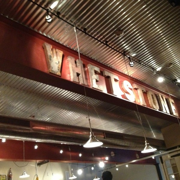 Foto tirada no(a) Whetstone Station Restaurant and Brewery por Alex H. em 3/3/2013