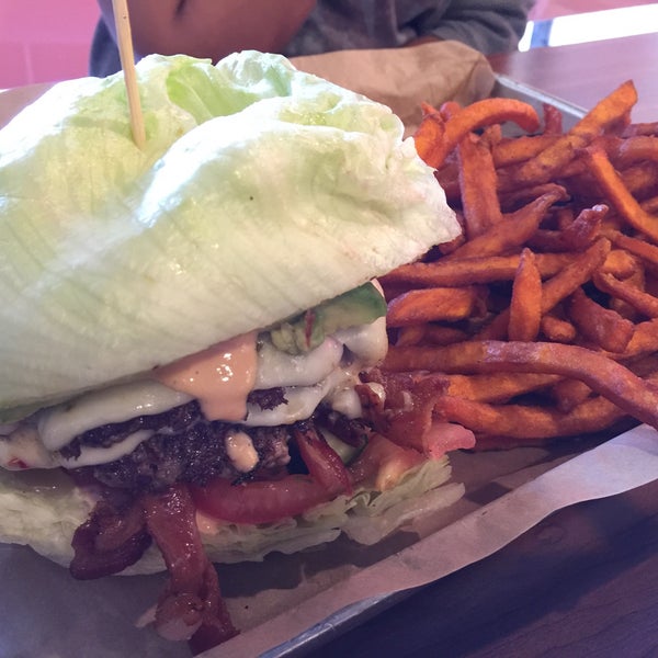 4/23/2016 tarihinde Charmayne C.ziyaretçi tarafından MOOYAH Burgers, Fries &amp; Shakes'de çekilen fotoğraf