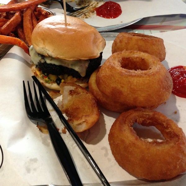 รูปภาพถ่ายที่ BGR: The Burger Joint โดย Johanna B. เมื่อ 3/23/2013