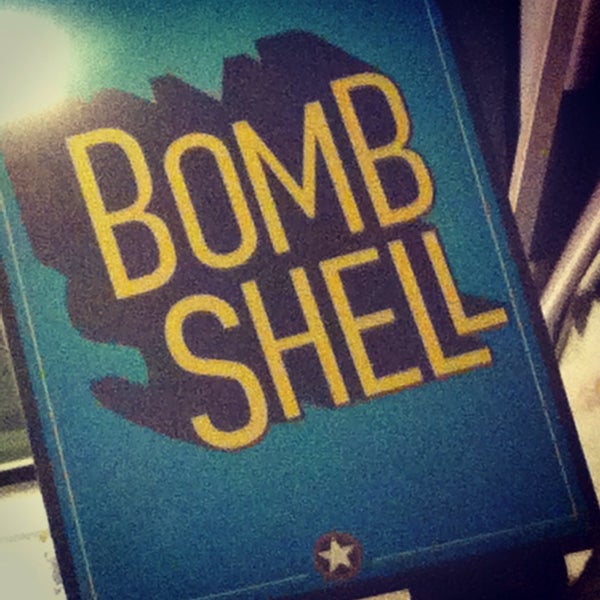 Foto tirada no(a) Bombshell Bar por Lucienne A. em 6/21/2013