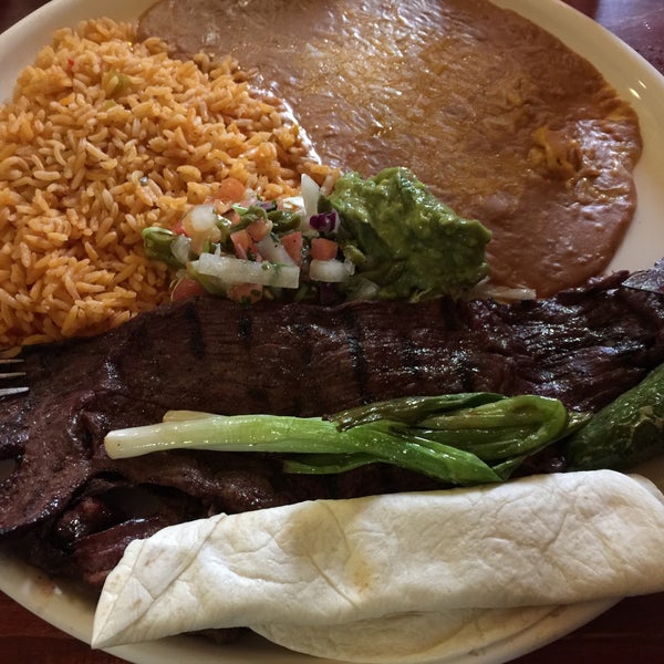 รูปภาพถ่ายที่ Mi Casa Mexican Restaurant &amp; Cantina โดย Zamarina P. เมื่อ 5/25/2015
