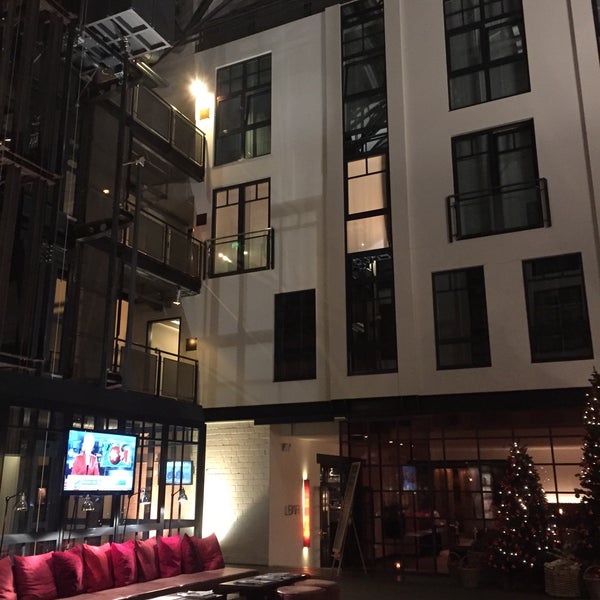 รูปภาพถ่ายที่ Gastwerk Hotel Hamburg โดย Julia G. เมื่อ 12/25/2014