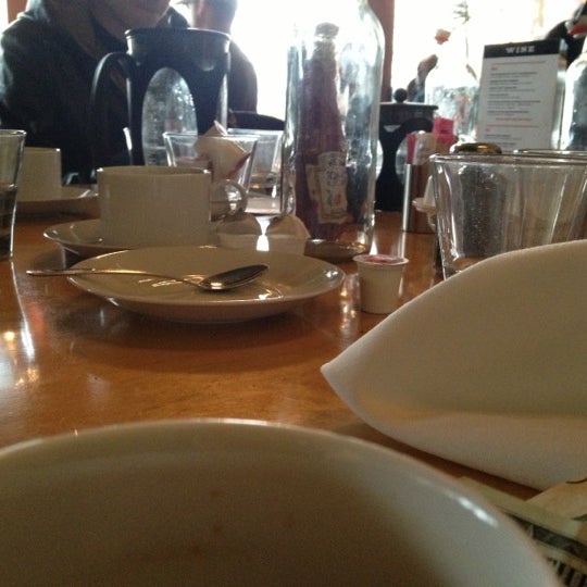 Foto scattata a The Hornet Restaurant da Jennifer L. il 11/10/2012