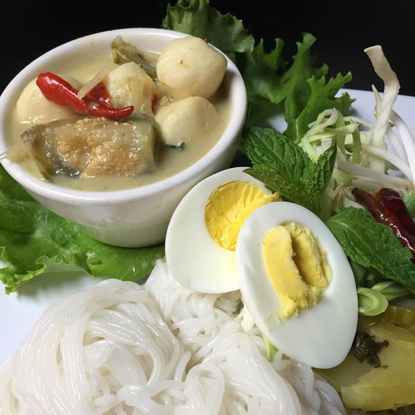 Photo prise au Sweet Basil Thai Cuisine par Sweet Basil S. le10/6/2015