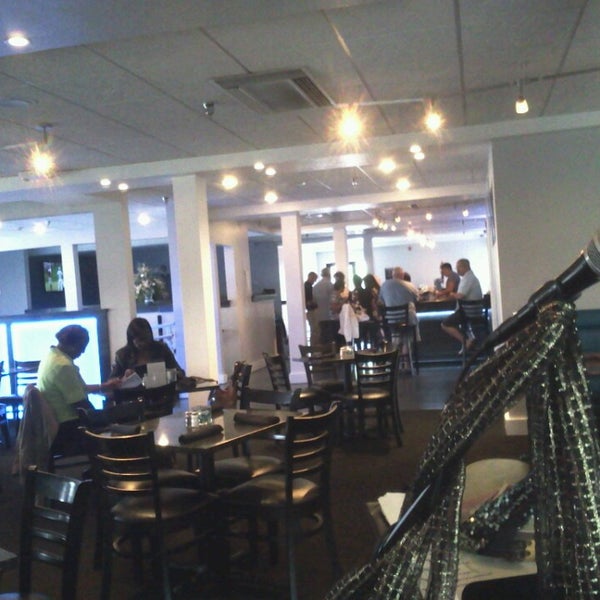 6/13/2013 tarihinde Lisa C.ziyaretçi tarafından 585 Rockin Burger Bar'de çekilen fotoğraf