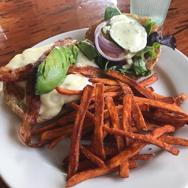 Grilled chicken sandwich and sweet potatoes. 🍠🍞🥑🍗🧀