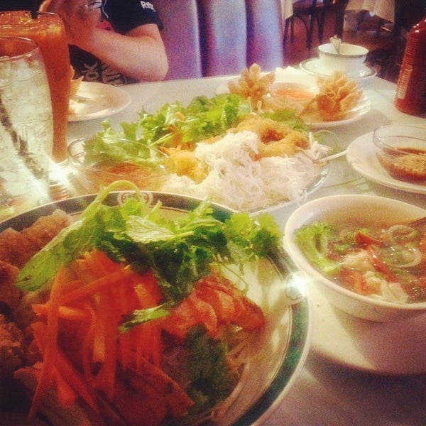รูปภาพถ่ายที่ Golden Saigon Restaurant โดย Jonathan E. เมื่อ 7/21/2014