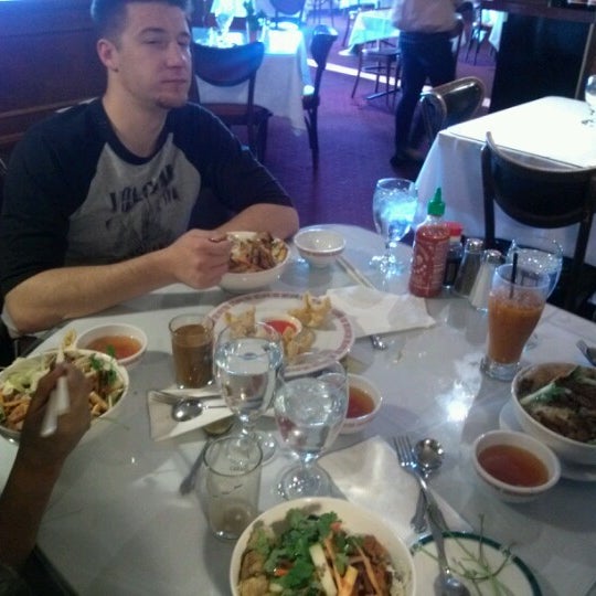 รูปภาพถ่ายที่ Golden Saigon Restaurant โดย Jonathan E. เมื่อ 10/7/2012