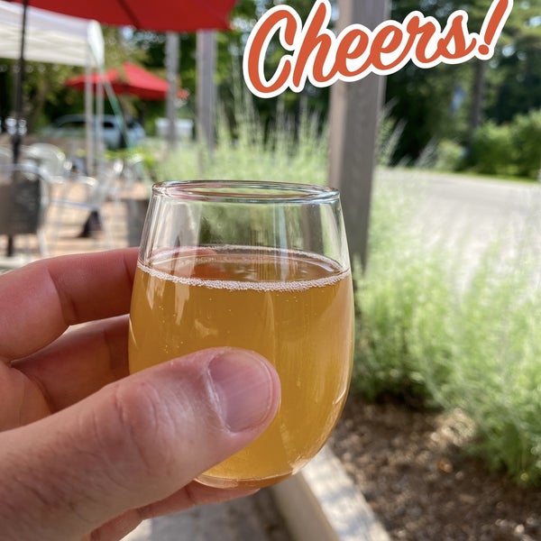 Photo taken at Island Orchard Cider by Kevin T. on 7/4/2021