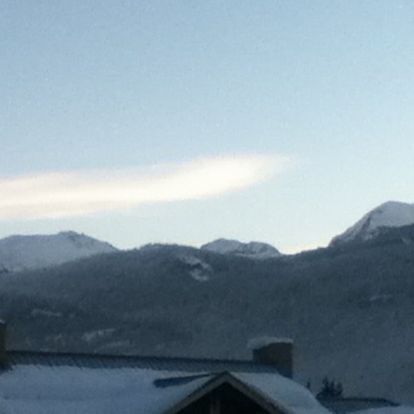 รูปภาพถ่ายที่ Summit Lodge Whistler โดย Nobuyoshi T. เมื่อ 12/30/2012