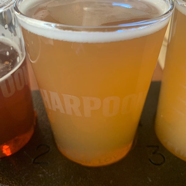 รูปภาพถ่ายที่ Harpoon Brewery &amp; Riverbend Taps โดย Jim W. เมื่อ 3/7/2020