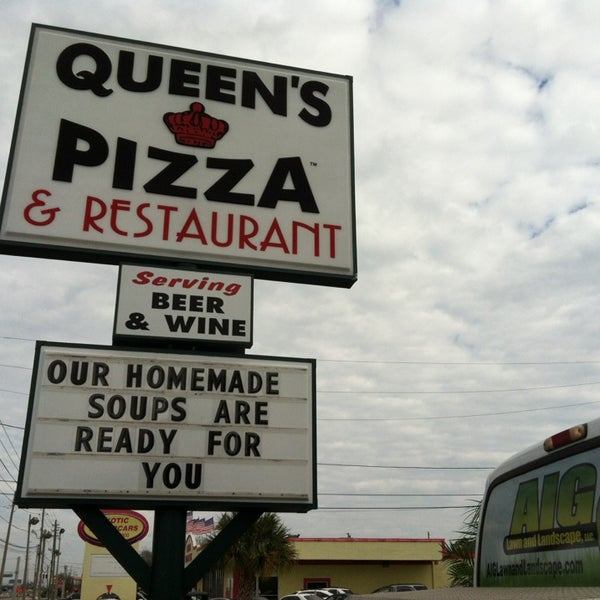 Das Foto wurde bei Queen&#39;s Pizza &amp; Restaurant von AIG LAWN A. am 1/28/2013 aufgenommen