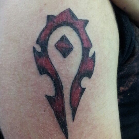 Foto scattata a Traditional Tattoo &amp; Empire Ink da Jennie N. il 12/2/2012