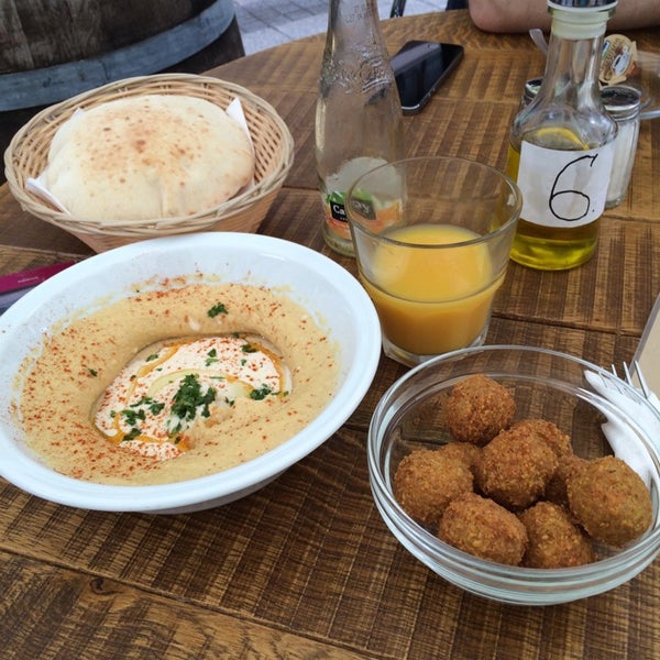 Foto tirada no(a) Hummus Market por Ekaterina . em 6/30/2014