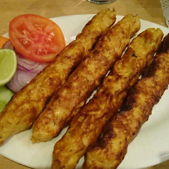 Foto diambil di Dum Pukht Biryani Restaurant oleh Hensel F. pada 2/13/2014